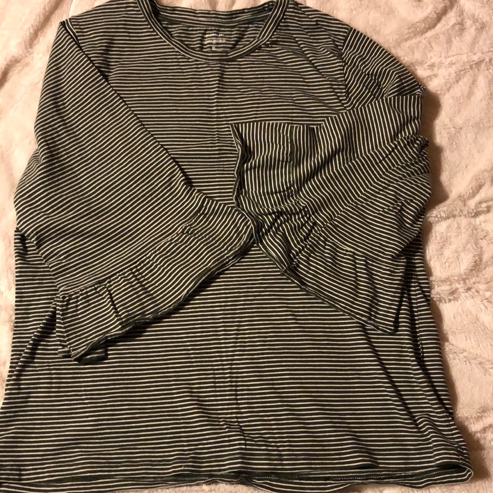 Banana Republic ruffle sleeve knit shirt XL